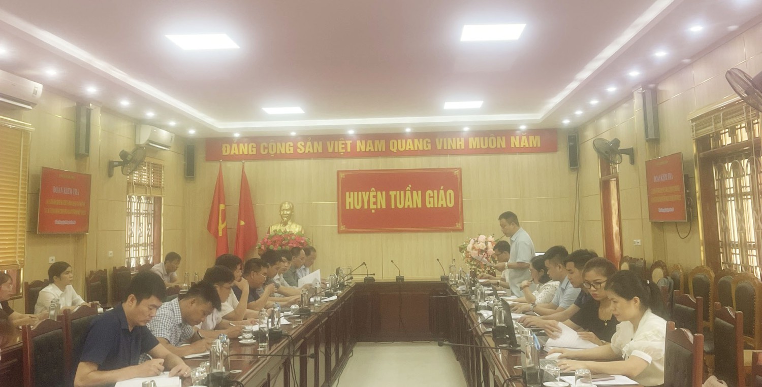 Đoàn kiểm tra CCHC nhà nước và phân cấp quản lý nhà nước tại các cơ quan hành chính trên địa bàn tỉnh Điện Biên năm 2023 làm việc tại huyện Tuần Giáo