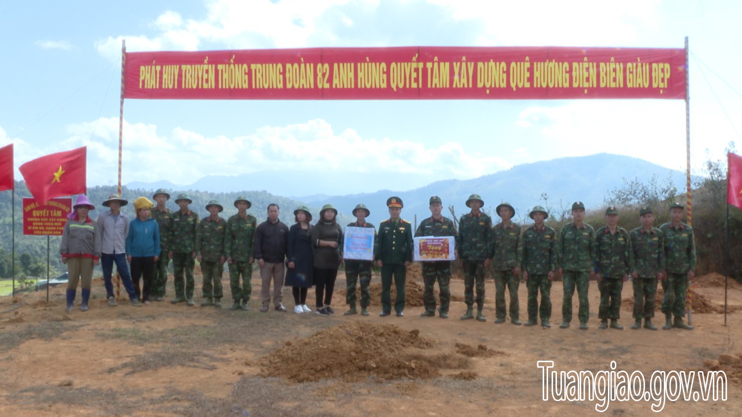 Lãnh đạo huyện Tuần Giáo thăm tặng quà động viên cán bộ, chiến sĩ Trung đoàn 82 làm công tác dân vận tại huyện Tuần Giáo