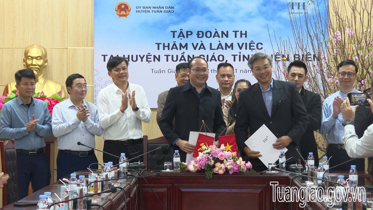 Lễ ký kết biên bản ghi nhớ hợp tác giữa UBND huyện Tuần Giáo và Tập Đoàn TH về việc hợp tác phát triển vùng lõi Mắc ca trên địa bàn huyện
