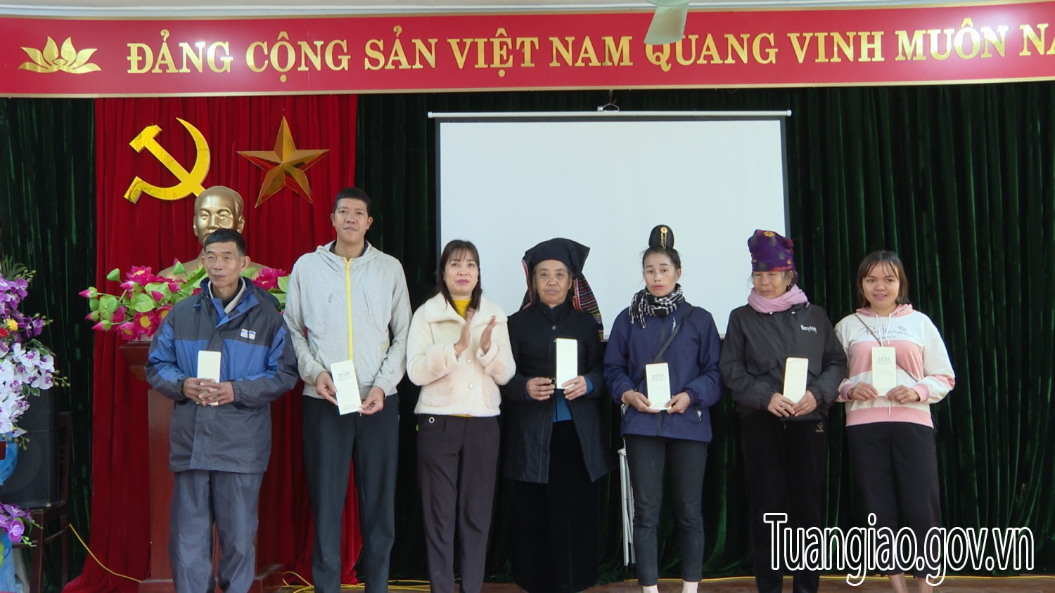 Chủ tịch Uỷ ban MTTQ Việt Nam huyện tặng quà Tết cho hộ nghèo và gia đình chính sách có hoàn cảnh khó khăn