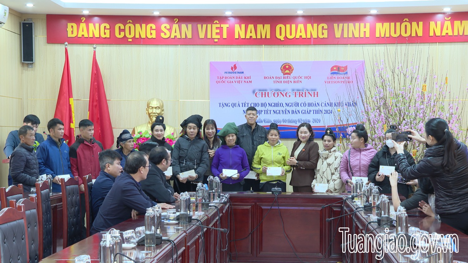Đoàn ĐBQH tỉnh tặng quà Tết hộ nghèo tại huyện Tuần Giáo