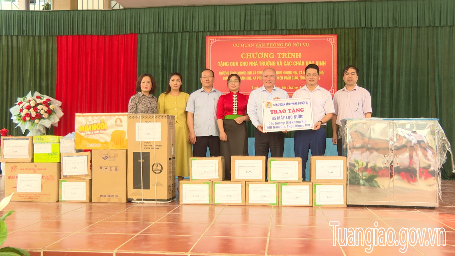 Cơ quan Văn phòng Bộ Nội vụ  tổ chức Chương trình tặng quà cho nhà trường và học sinh huyện Tuần Giáo
