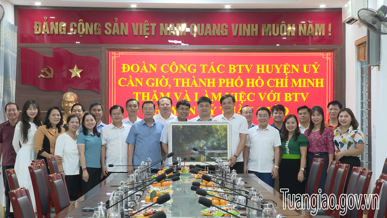 BTV Huyện ủy huyện Cần Giờ (TP Hồ Chí Minh) trao tặng nhà Đại đoàn kết cho hộ nghèo tại xã Pú Xi huyện Tuần Giáo
