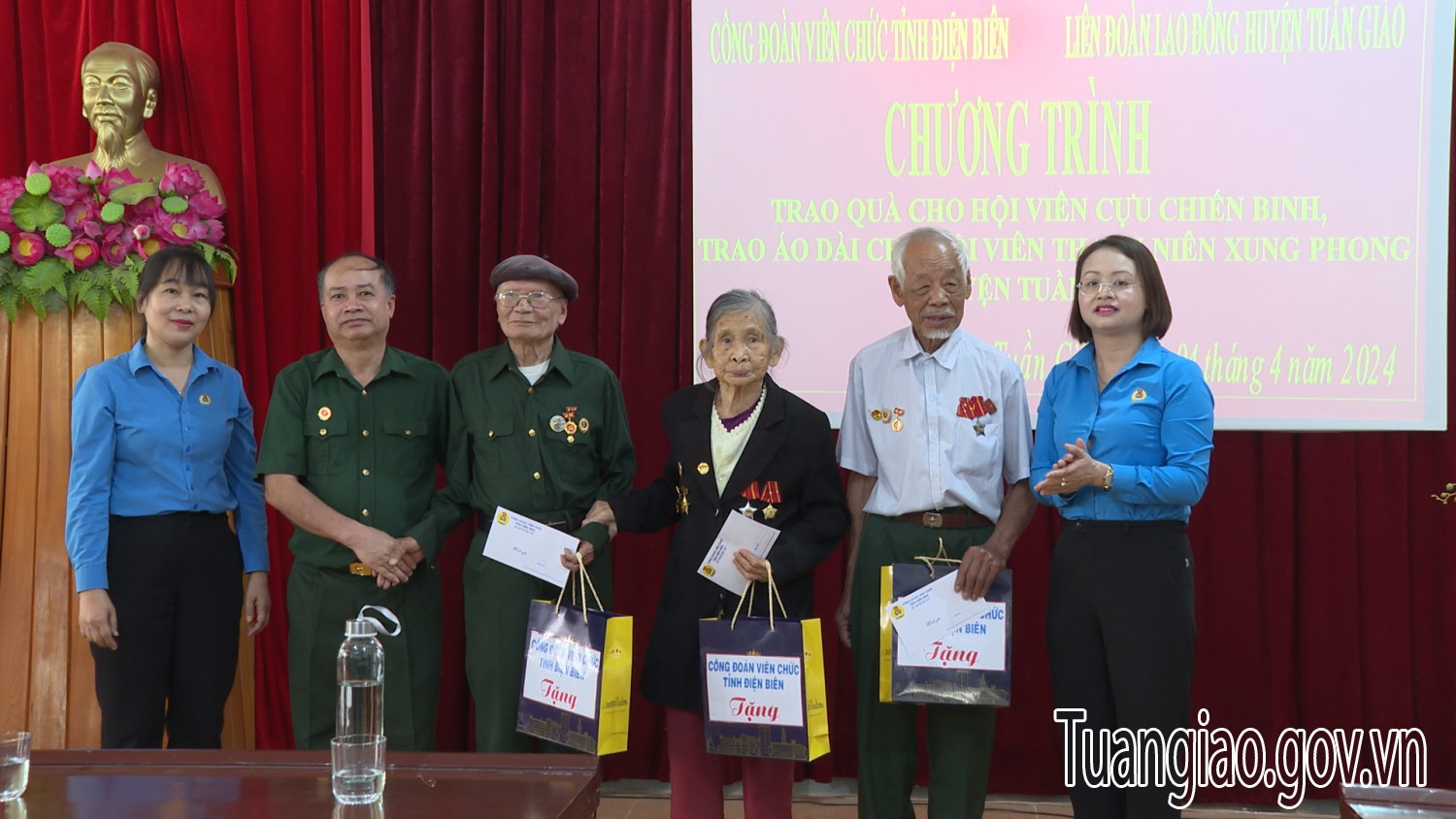 Công đoàn viên chức tỉnh, LĐLĐ huyện tặng quà tri ân CCB và Cựu thanh niên xung phong nhân kỷ niệm 70 năm Chiến thắng Điện Biên Phủ
