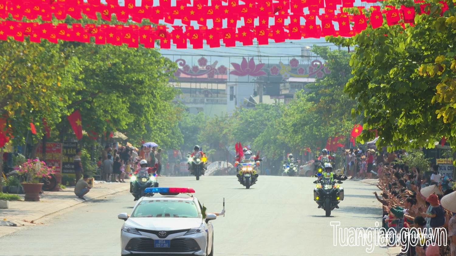 Nhân dân xã Quài Tở - huyện Tuần Giáo chào đón Đoàn vận động viên đua xe đạp “Về Điện Biên Phủ - 2024”