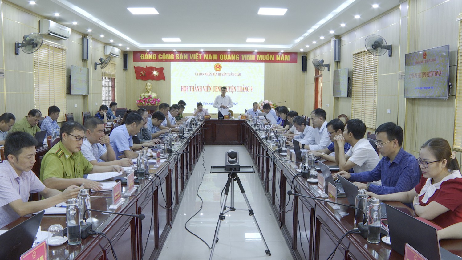 Họp thành viên UBND huyện Tuần Giáo tháng 9 năm 2024