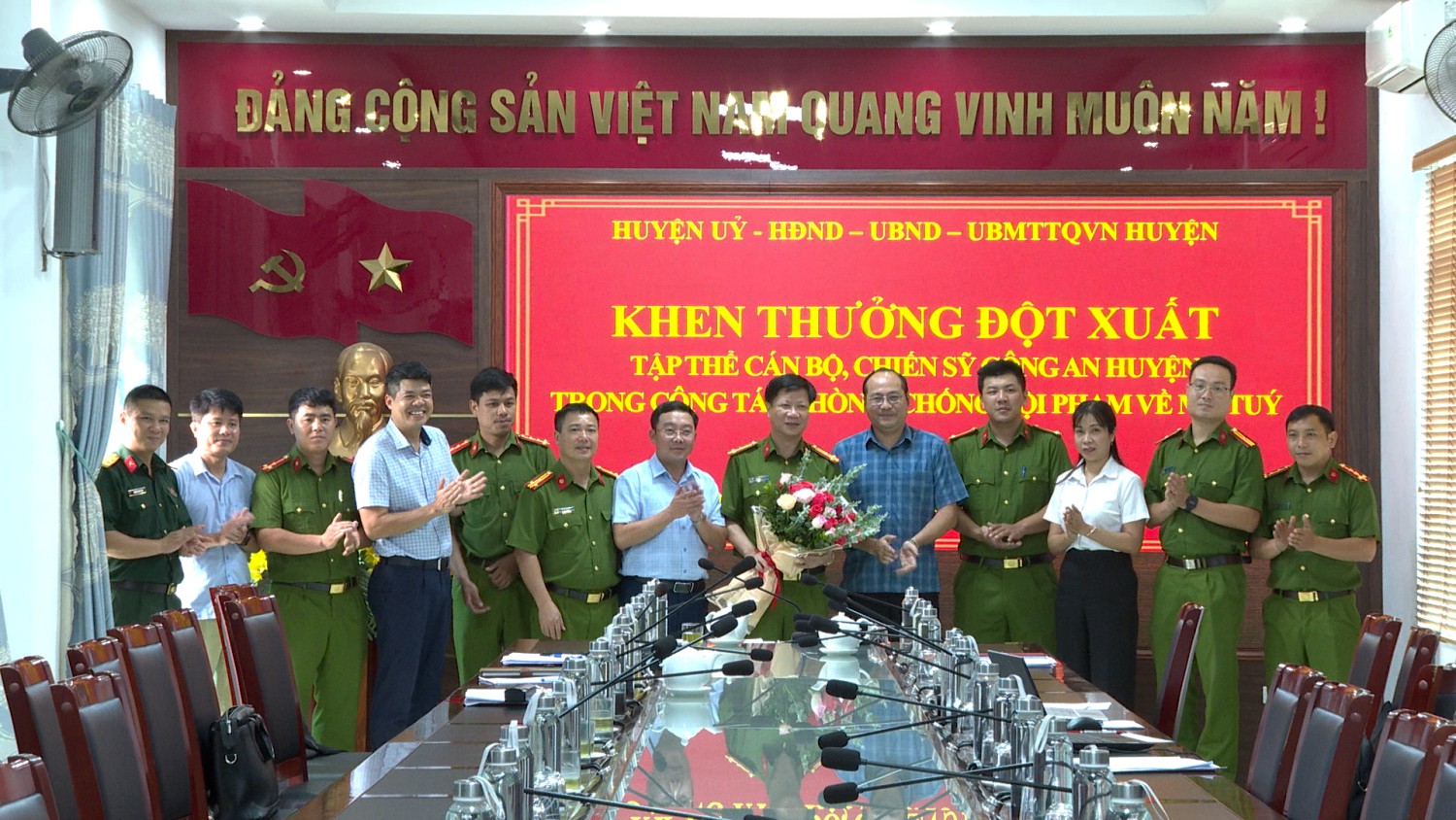 Khen thưởng đột xuất tập thể cán bộ, chiến sỹ Công...