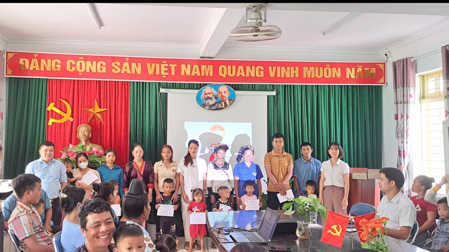 Ủy ban MTTQ huyện trao quà trung thu cho học sinh...