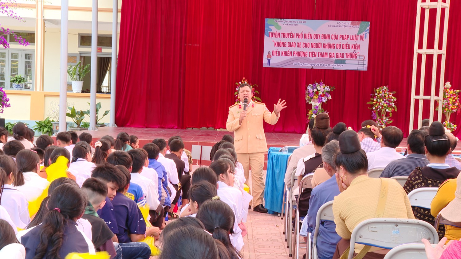 Đồng chí Thiếu tá Nguyễn Trọng Quang  Phó Đội trưởng Đội CSGT TT Công an huyện Tuần Gáo đã Tuyên truyền, phổ biến quy định của pháp luật