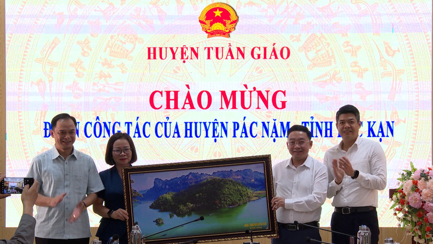 LÃNH ĐẠO HUYỆN PÁC NẶM TẶNG QUÀ LƯU NIỆN CHO LÃNH ĐẠO HUYỆN TUẦN GIÁO