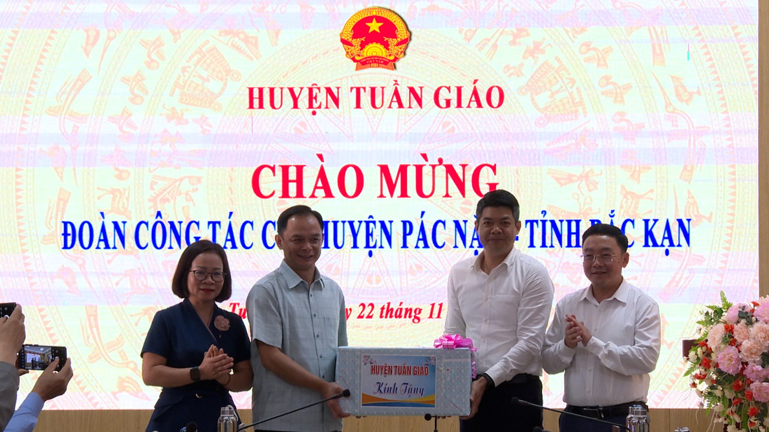 LÃNH ĐẠO PÁC NẶM TẶNG QUÀ CHO HUYỆN TUẦN GIÁO