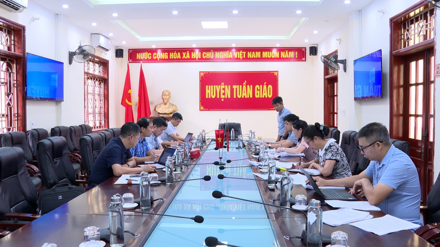 QUANG CẢNH BUỔI HỌP GIÁM SÁT