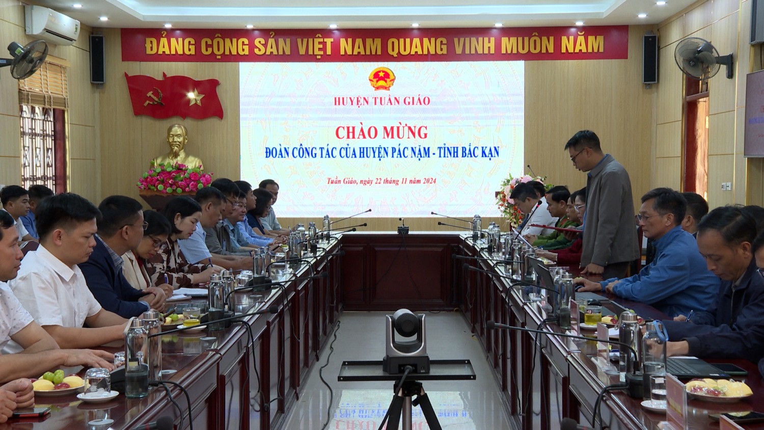 quang cảnh buổi làm việc với huyện pác năm