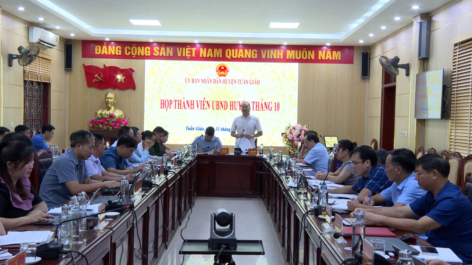 Họp thành viên UBND huyện tháng 10.2024