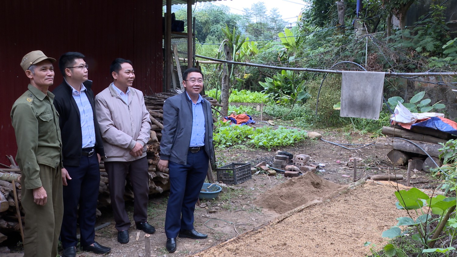 Đồng chí Giàng A Dế, Phó Bí thư Thường trực Huyện ủy kiểm tra công tác chuẩn bị làm luống ươm cà phê tại xã Chiềng Sinh và Chiềng Đông