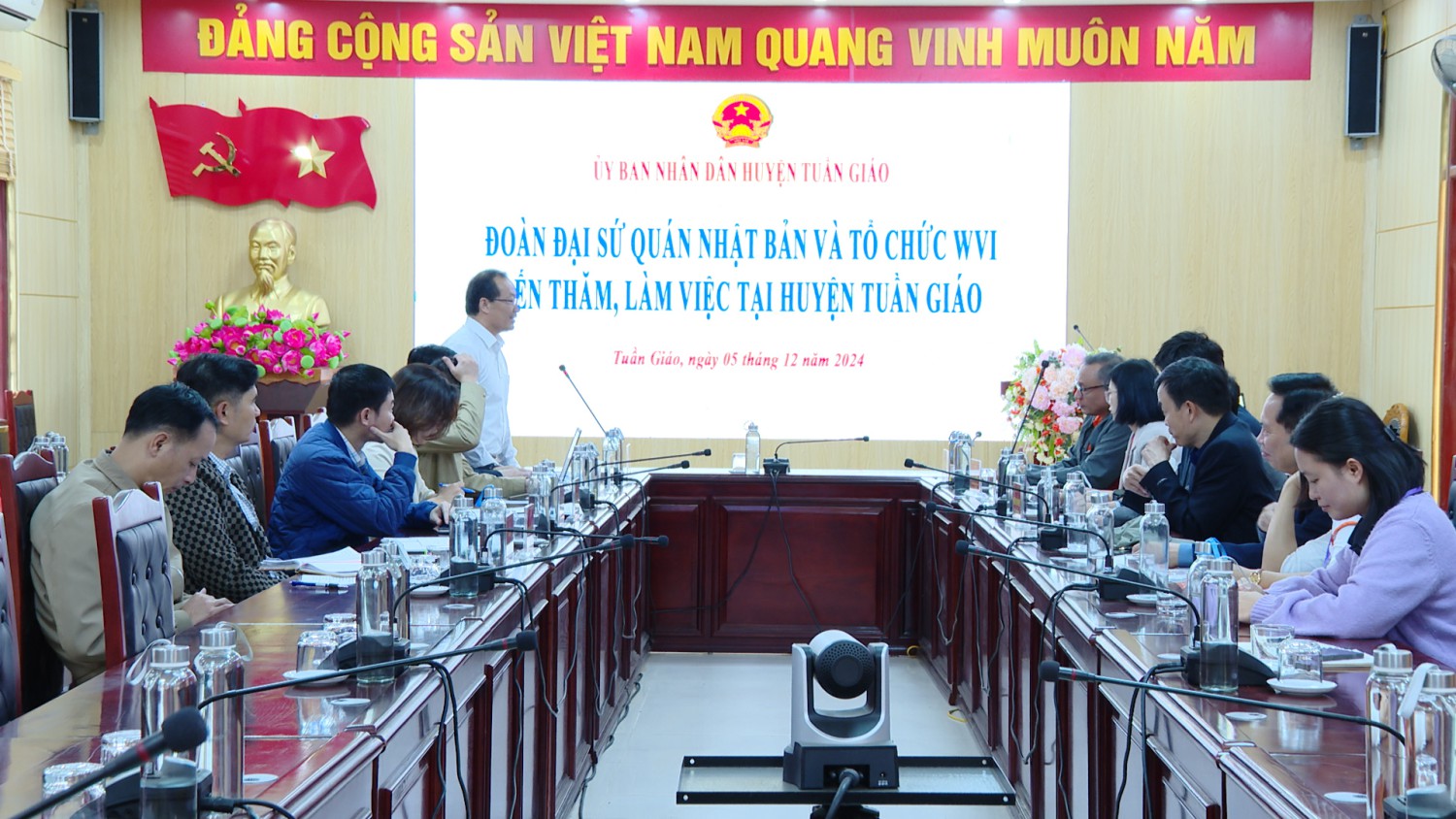 Đoàn Đại sứ quán Nhật Bản và tổ chức WVI đến thăm, làm việc tại huyện Tuần Giáo