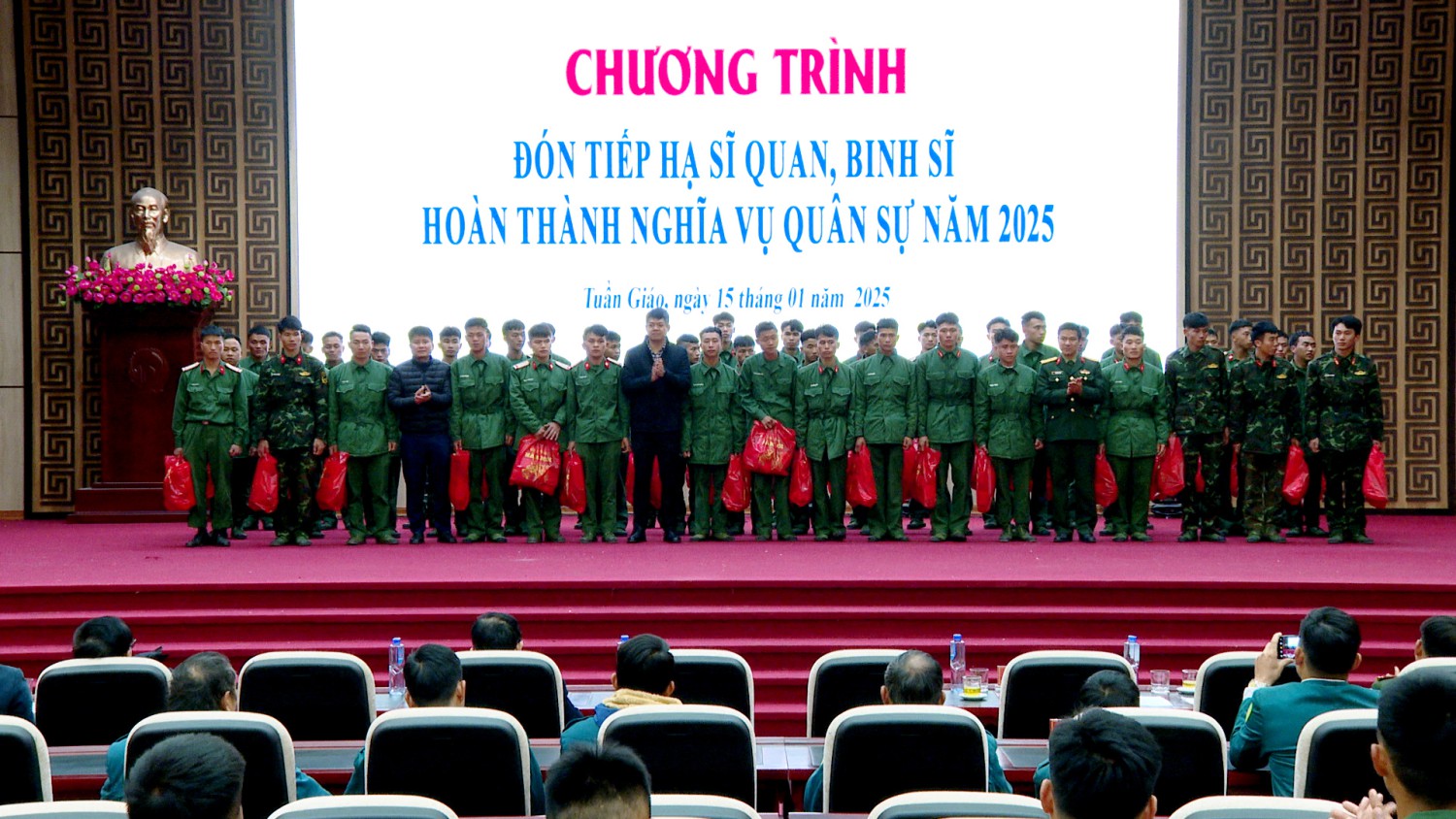 Đón tiếp hạ sĩ quan binh sĩ hoàn thành nghĩa vụ...