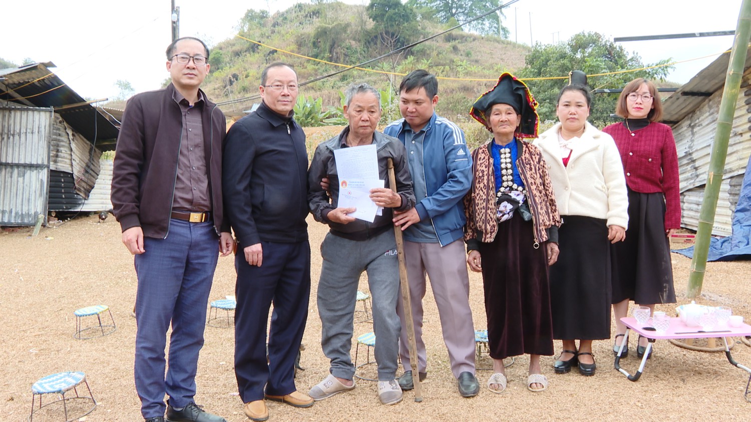 Lãnh đạo huyện Tuần Giáo thăm hỏi, động viên gia đình bị cháy nhà ở bản Háng Á, xã Rạng Đông