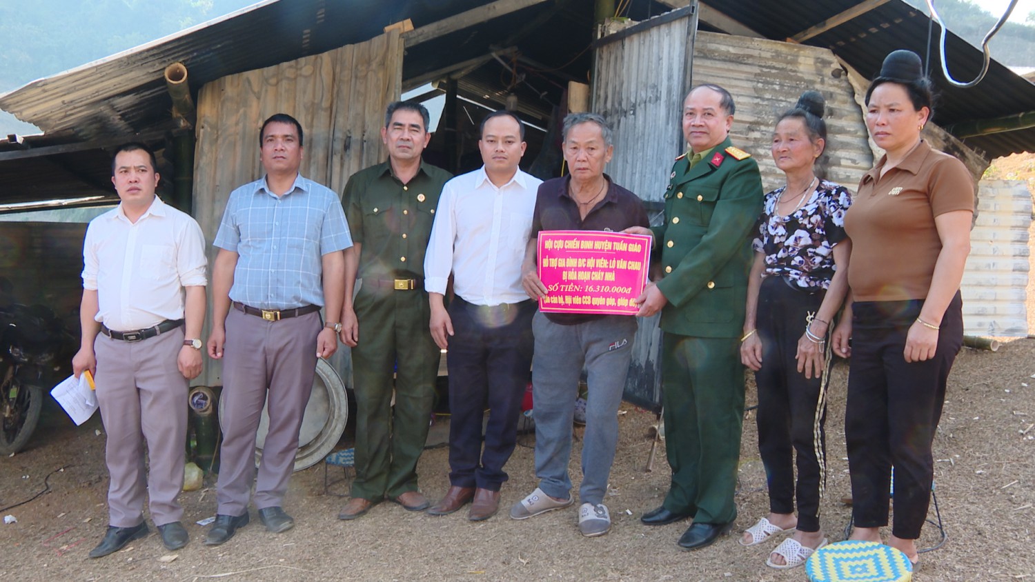 Đồng chí Vũ Nguyên Trãi  Chủ tịch Hội CCB huyện trao tiền hỗ trợ cho gia đình hội viên Lò Văn Chau