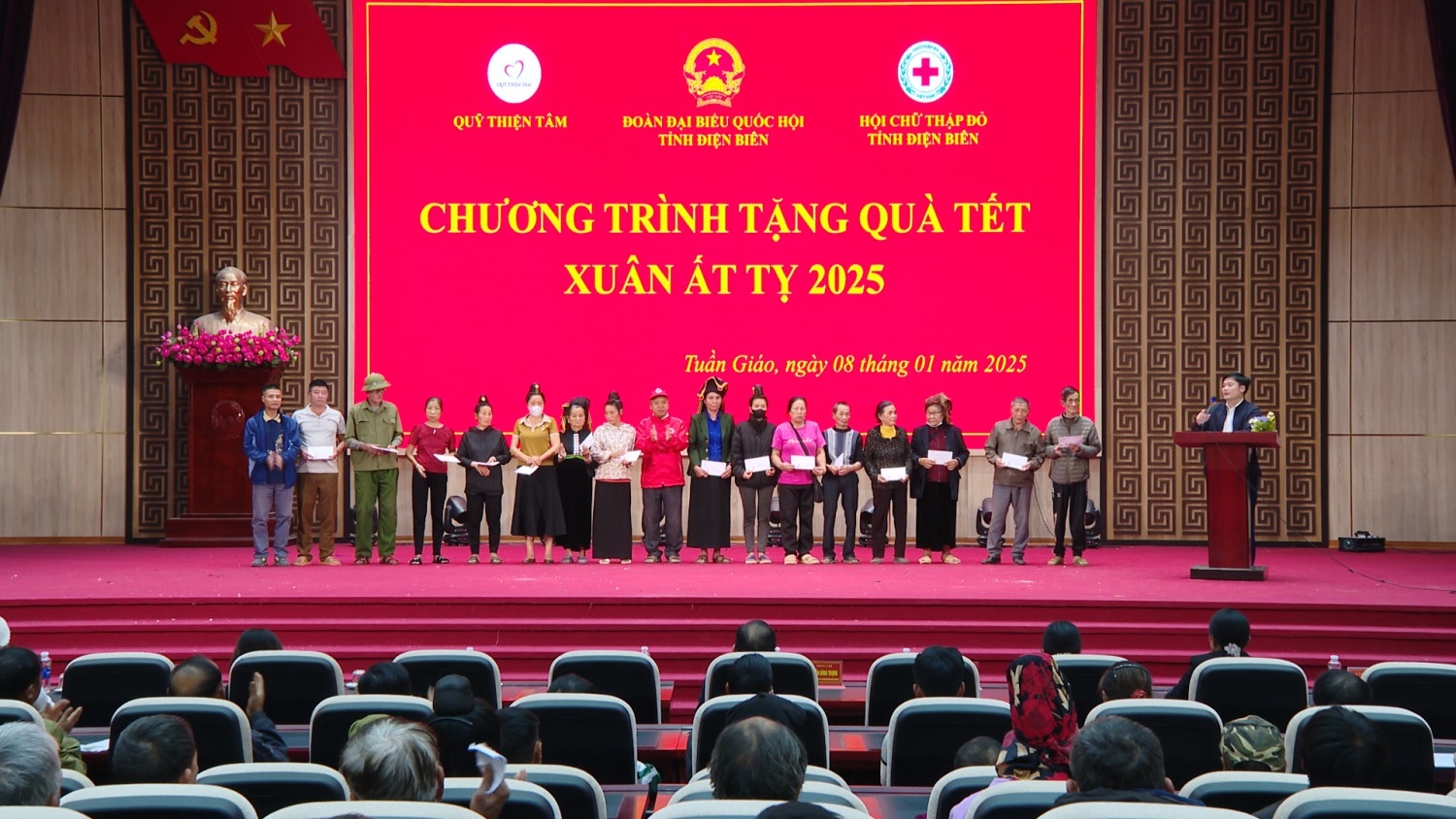 Ông Vũ Duy Hải Trưởng đoàn Quỹ Thiện Tâm Tập đoàn Vingroup và Ông Bùi Quang Phục Phó Chủ tịch Hội Chữ thập đỏ tỉnh tặng quà Tết cho hộ nghèo