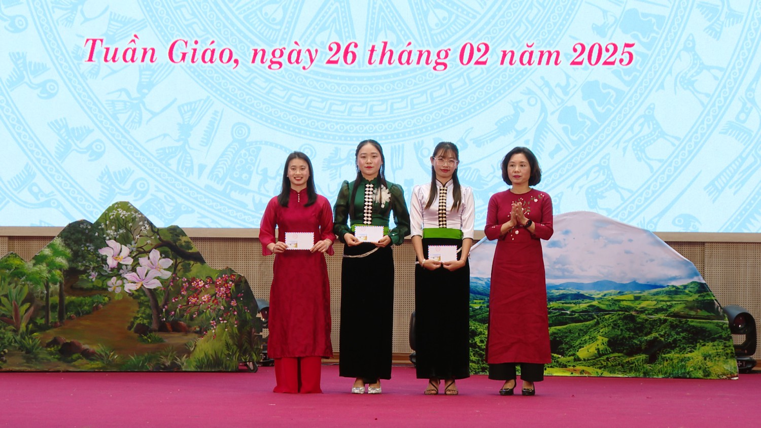 Đồng chí Đặng Thị Hồng Hạnh Phó Trưởng Phòng GD&ĐT huyện trao thưởng cho cá nhân