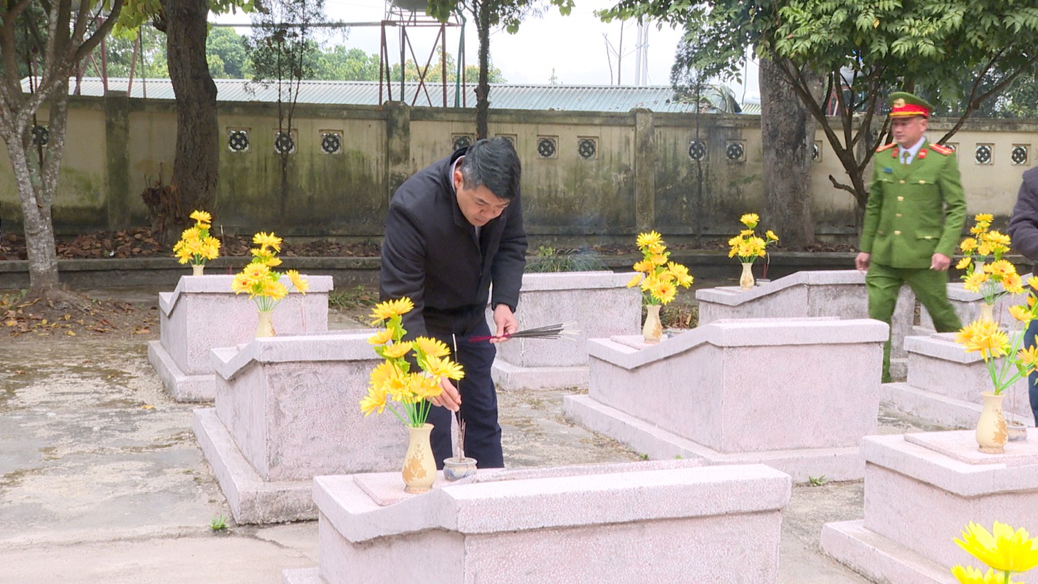 đông chí Hà Cầm Hồng phó bí thư chủ tịch UBND huyện thăp nến hương tưởng nhớ các anh hùng liệt sĩ