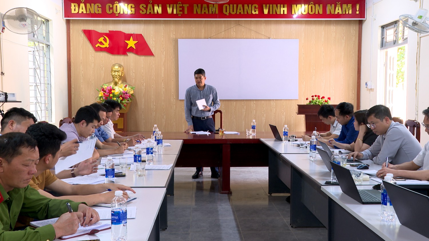 Đồng chí Hà Cầm Hồng Phó bí thư, Chủ tịch UBND huyện Tuần Giáo kiểm tra kiểm tra tình hình trước, trong và sau tết Nguyên Đán Ất Tỵ năm 2025 xã Mùn Chung và xã Nà Tòng