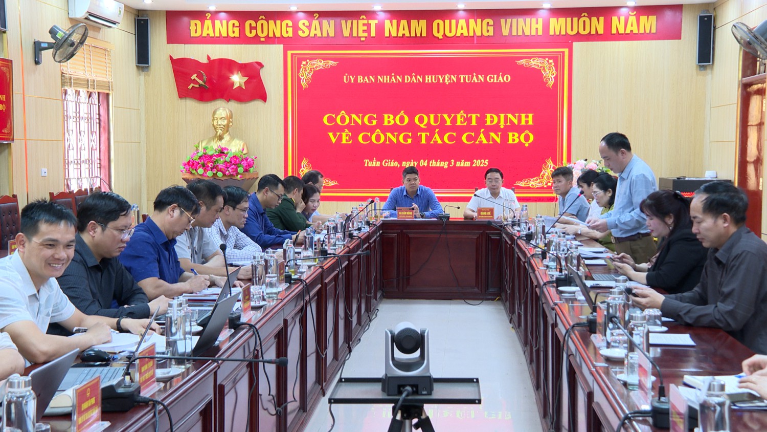 Tuần Giáo họp thành viên UBND huyện tháng 3 năm...