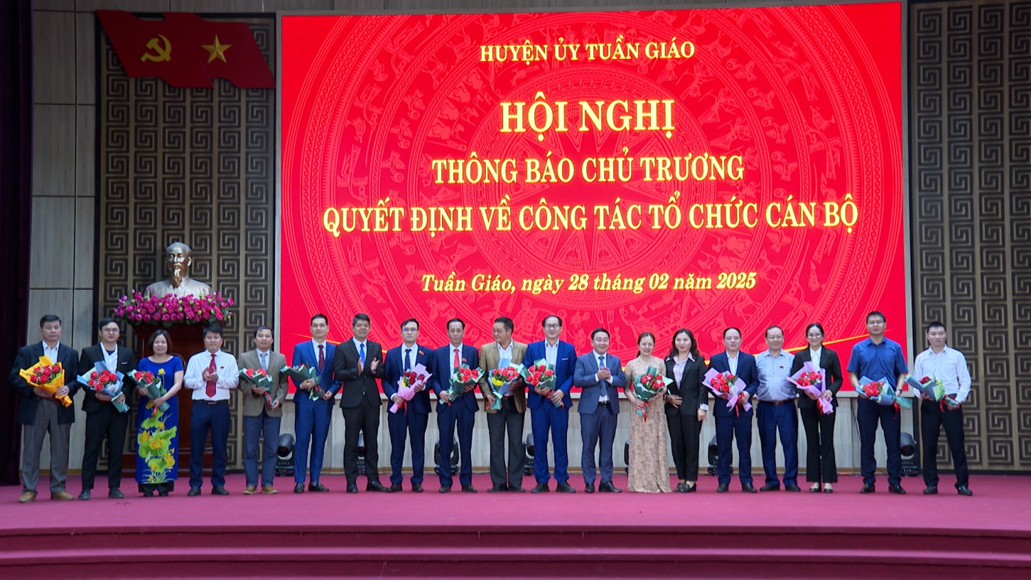 CÁC ĐỒNG CHÍ LÃNH ĐẠO HUYỆN TẶNG HOA CHÚC MỪNG CÁC ĐỒNG CHÍ ĐƯỢC ĐIỀU ĐỘNG, CHỈ ĐỊNH, BỔ NHIỆM CÁC CHỨC DANH