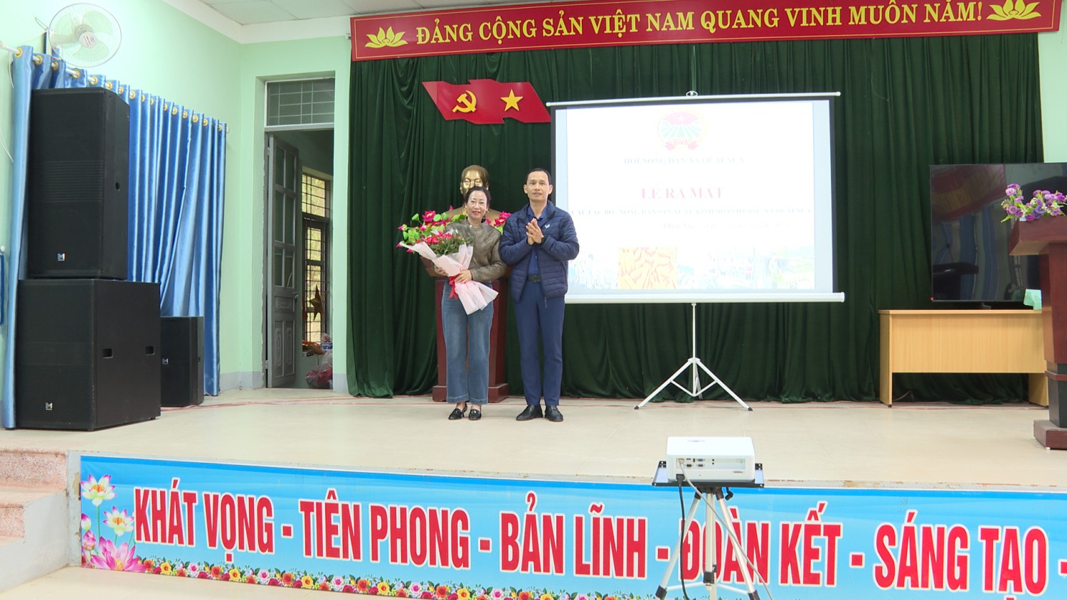 Đại diện Lãnh đạo Đảng uỷ, HĐND, UBND, Uỷ ban MTTQ xã Quài Nưa tặng hoa chúc mừng ban chủ nhiệm CLB