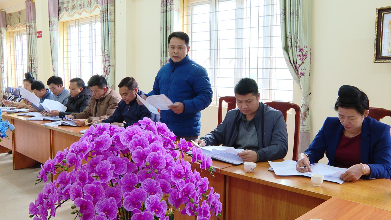 Đại diện lãnh đạo UBND xã Quài Tở báo cáo tình hình thực hiện chương trình xoá nhà tạm, nhà dột nát trên địa bàn