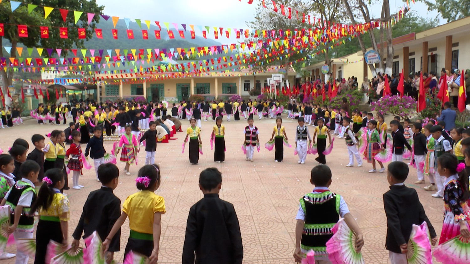 HỌC SINH TRƯỜNG TIỂU HỌC MƯỜNG THÍN MÚA HÁT CHÀO MỪNG