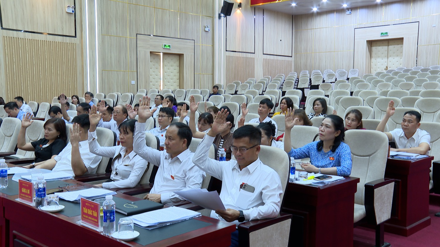 CÁC ĐẠI BIỂU BIỂU QUYẾT THÔNG QUA CÁC NG