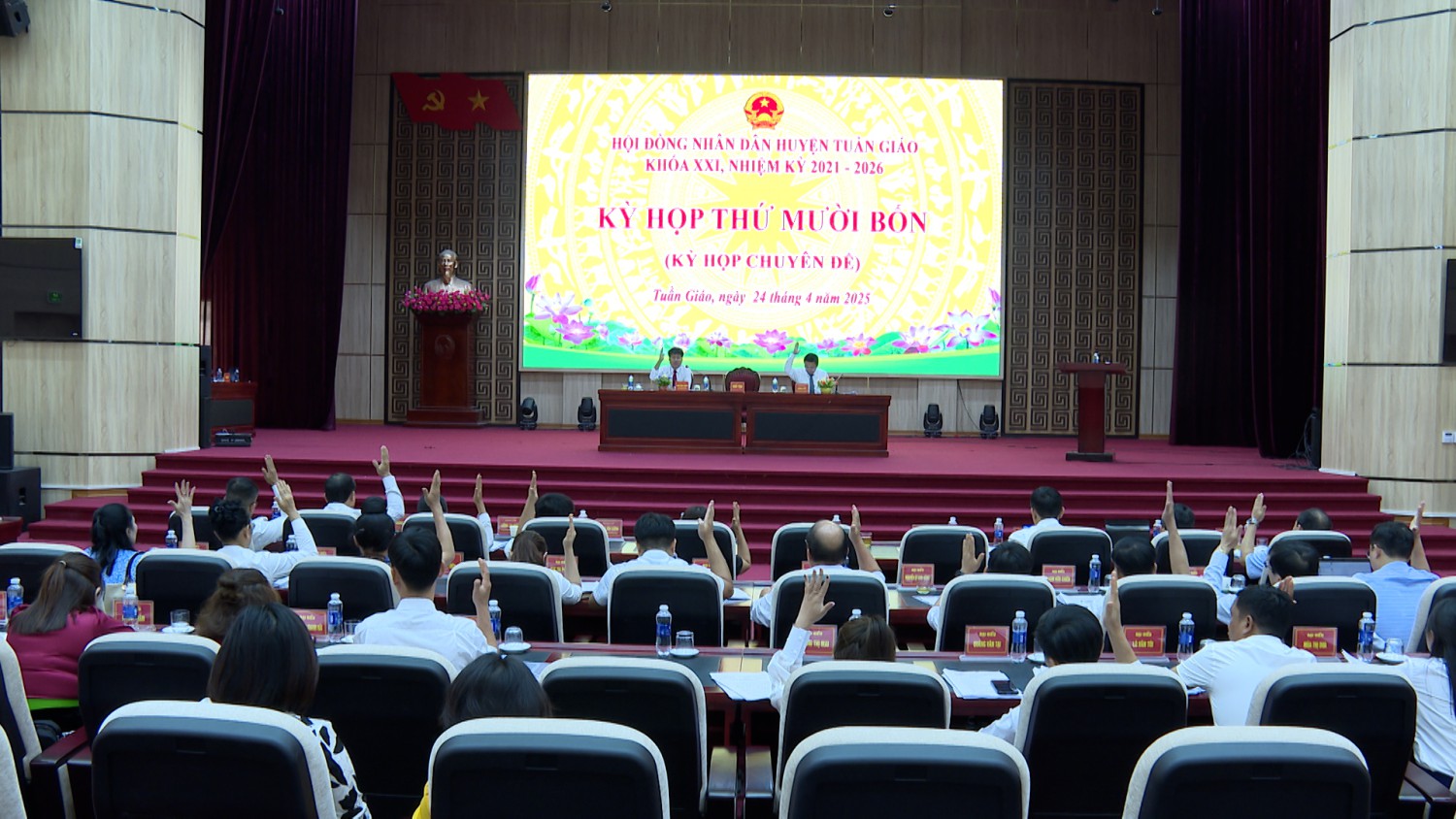 CÁC ĐẠI BIỂU BIỂU QUYẾT THÔNG QUA CÁC NGHỊ QUYẾT