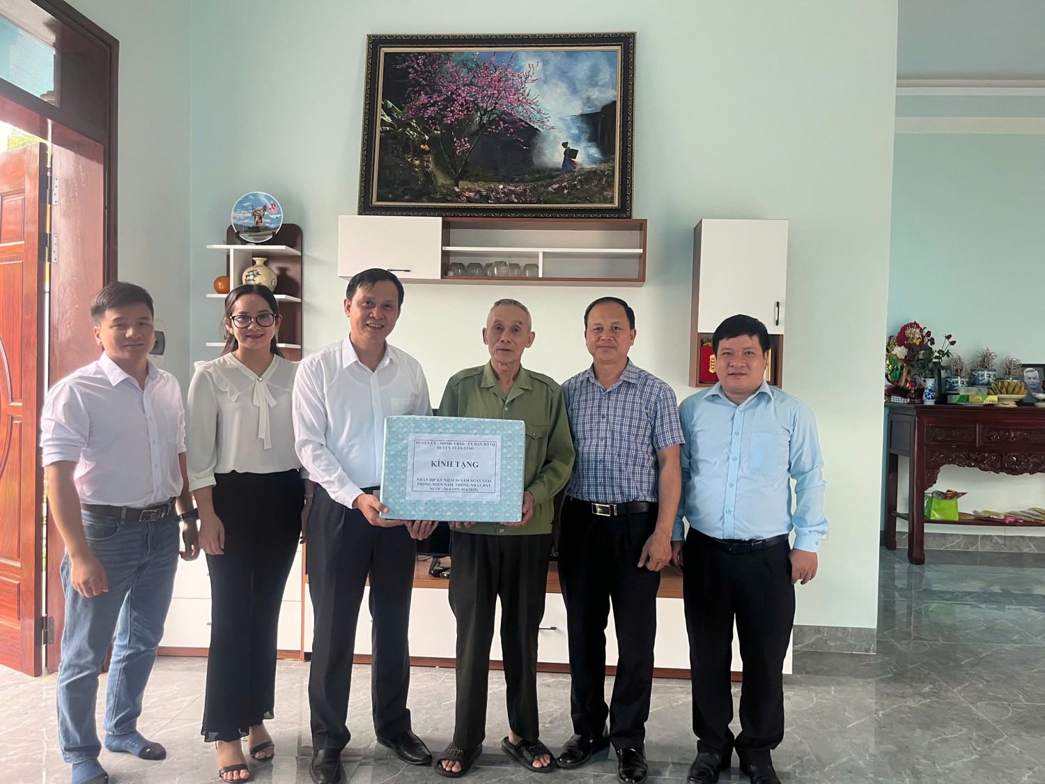 ĐC ĐINH BẢO DŨNG CÙNG ĐOÀN CÔNG TÁC TẶNG QUÀ ÔNG LÊ HẠT, KHỐI THẮNG LỢI