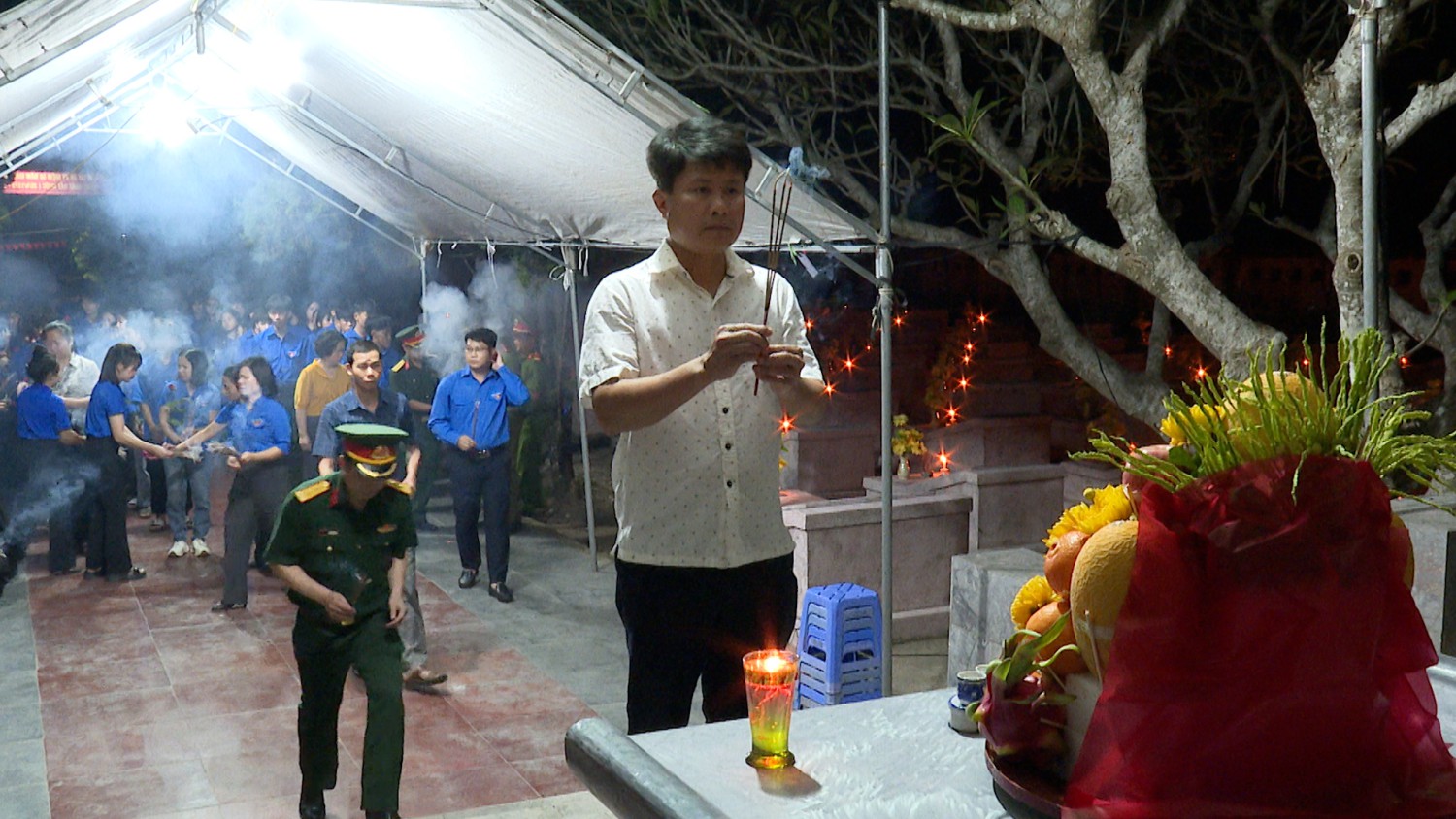 ĐỒNG CHÍ TRẦN BÌNH TRỌNG THẮP HƯƠNG TẠI LỄ TRI ÂN