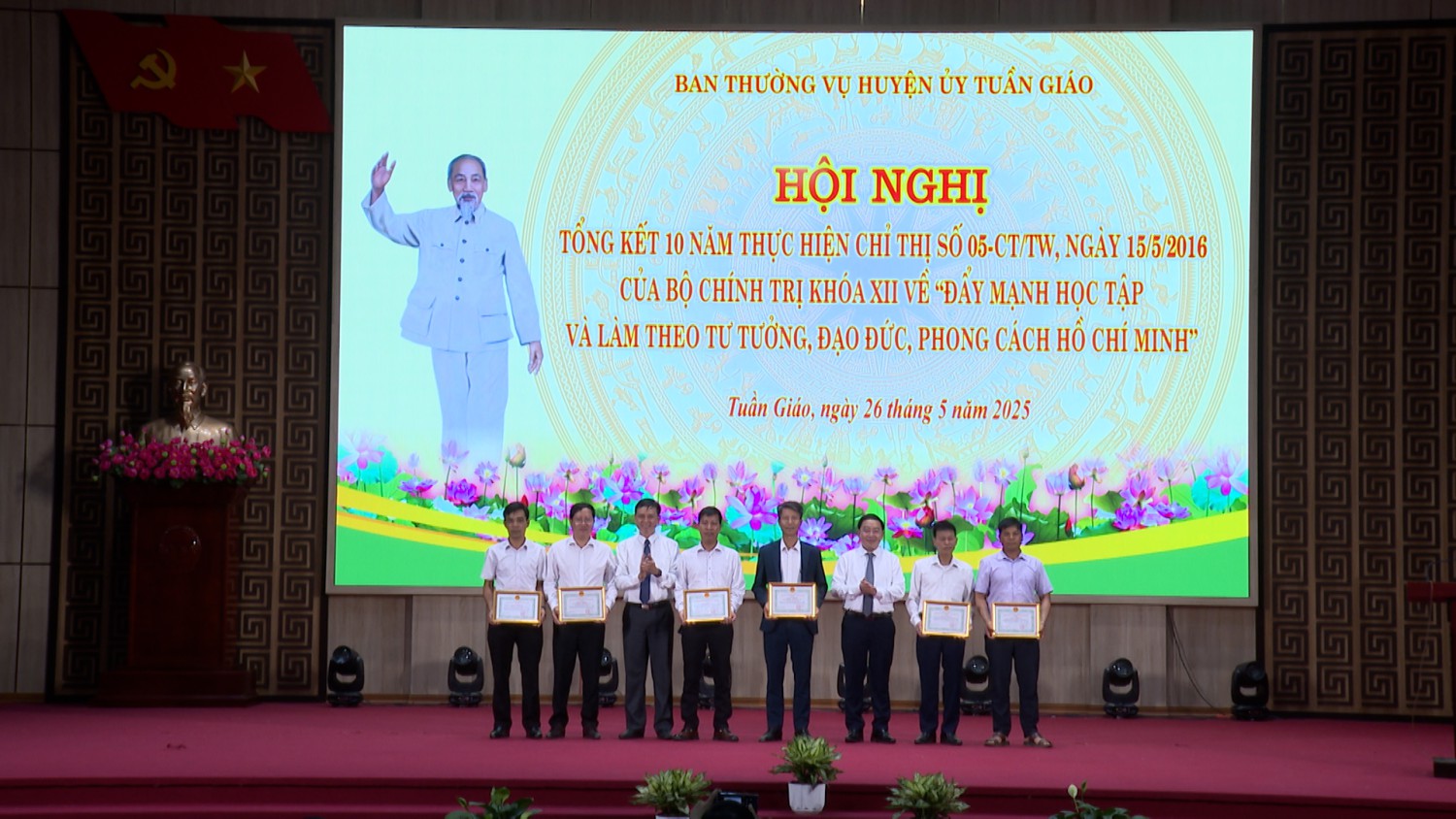 KHEN THƯỞNG CHO CÁC TẬP THỂ