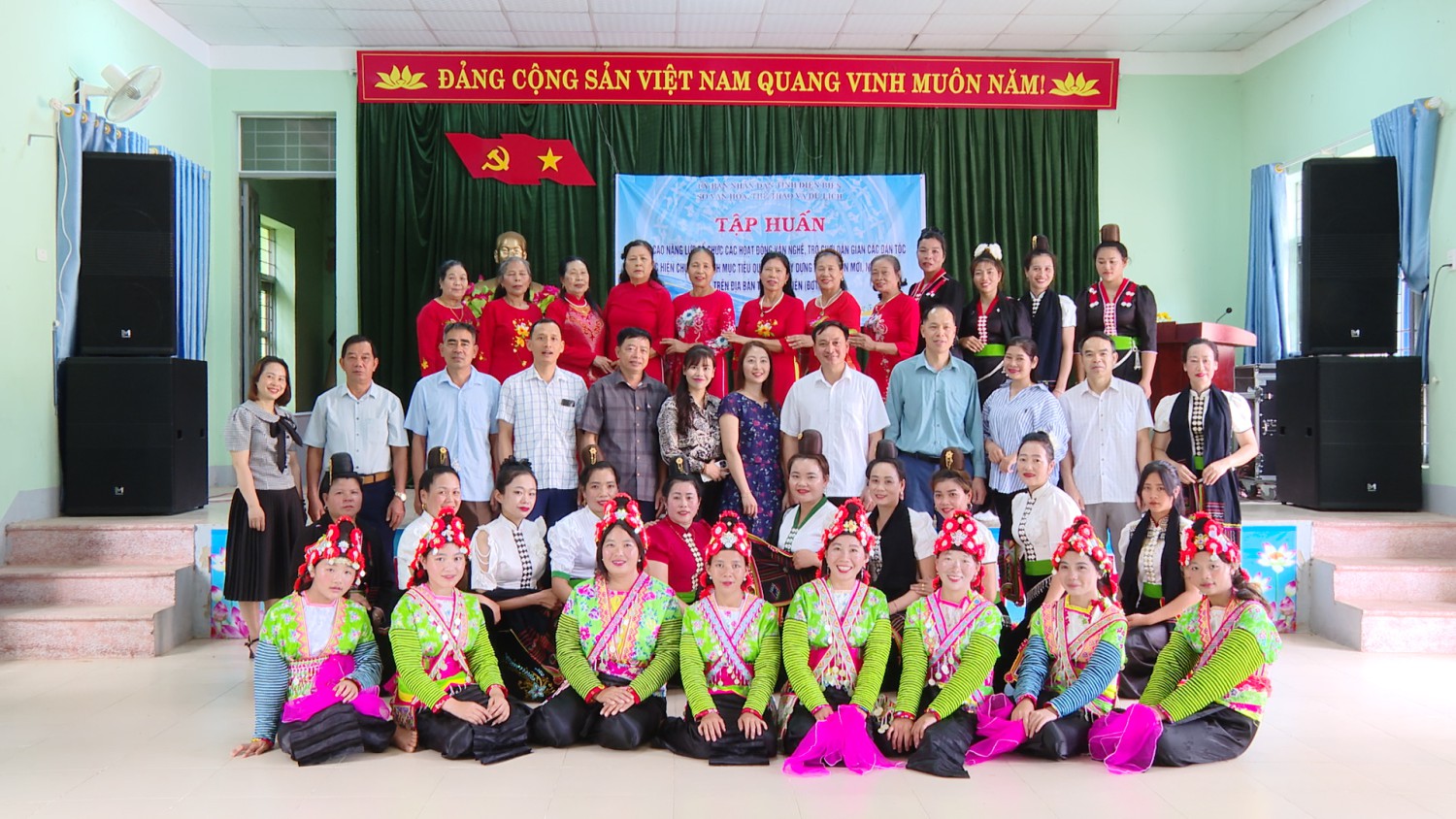 Đại biểu và học viên chụp ảnh lưu niệm (1)