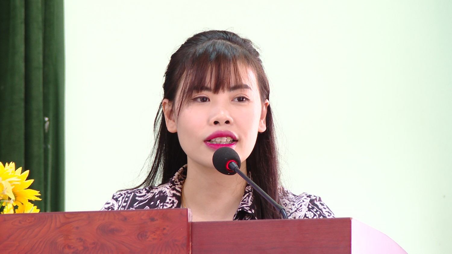 Giảng viên Sở Văn hóa, Thể thao và Du lịch tỉnh Điện Biên phát biểu tại buổi bế mạc