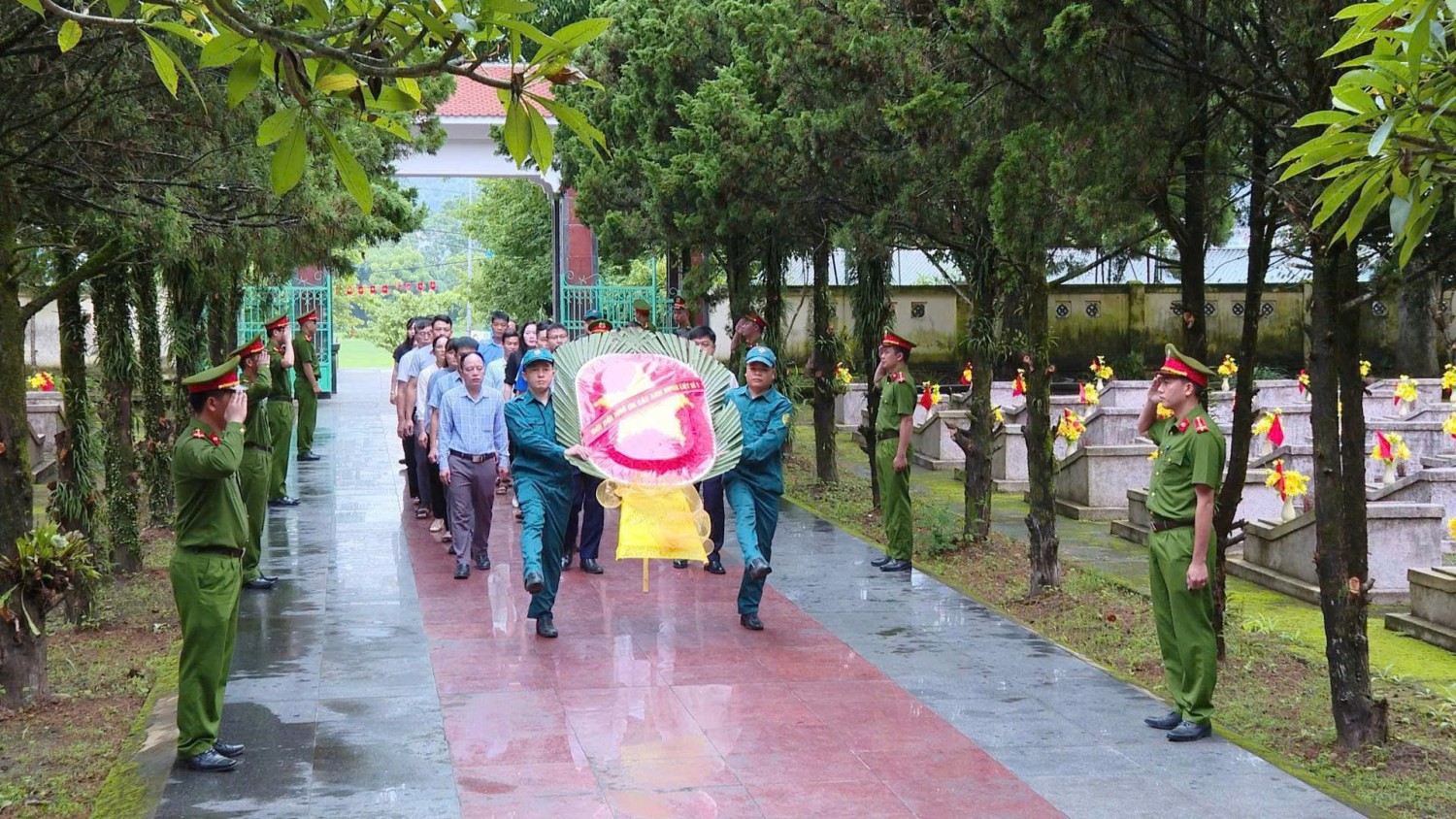 Đoàn đại biểu xã Tuần Giáo viếng nghĩa trang liệt sỹ trước thềm Đại hội Đảng bộ xã lần thứ I, nhiệm kỳ 2025-2030