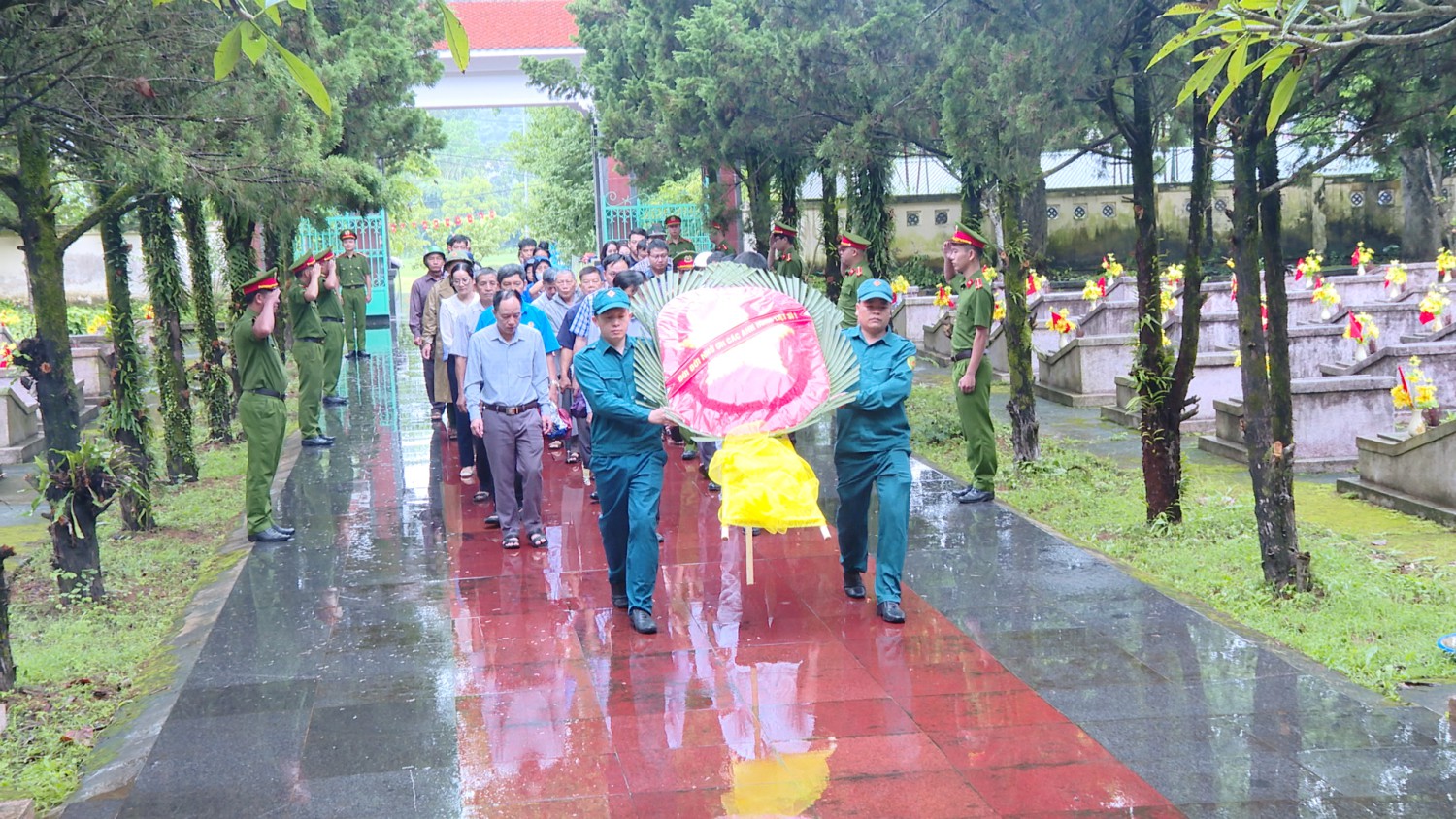 Đoàn đại biểu xã Tuần Giáo viếng nghĩa trang liệt...