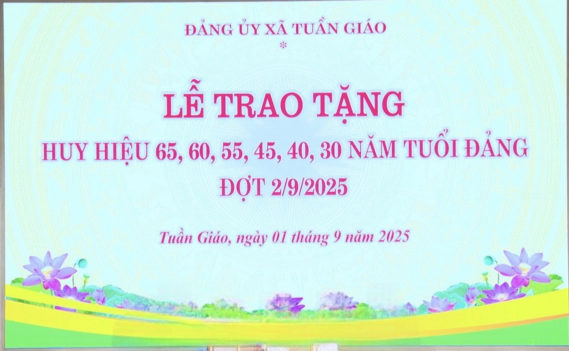 Xã Tuần Giáo Tổ chức Lễ trao tặng Huy hiệu 30,40,...