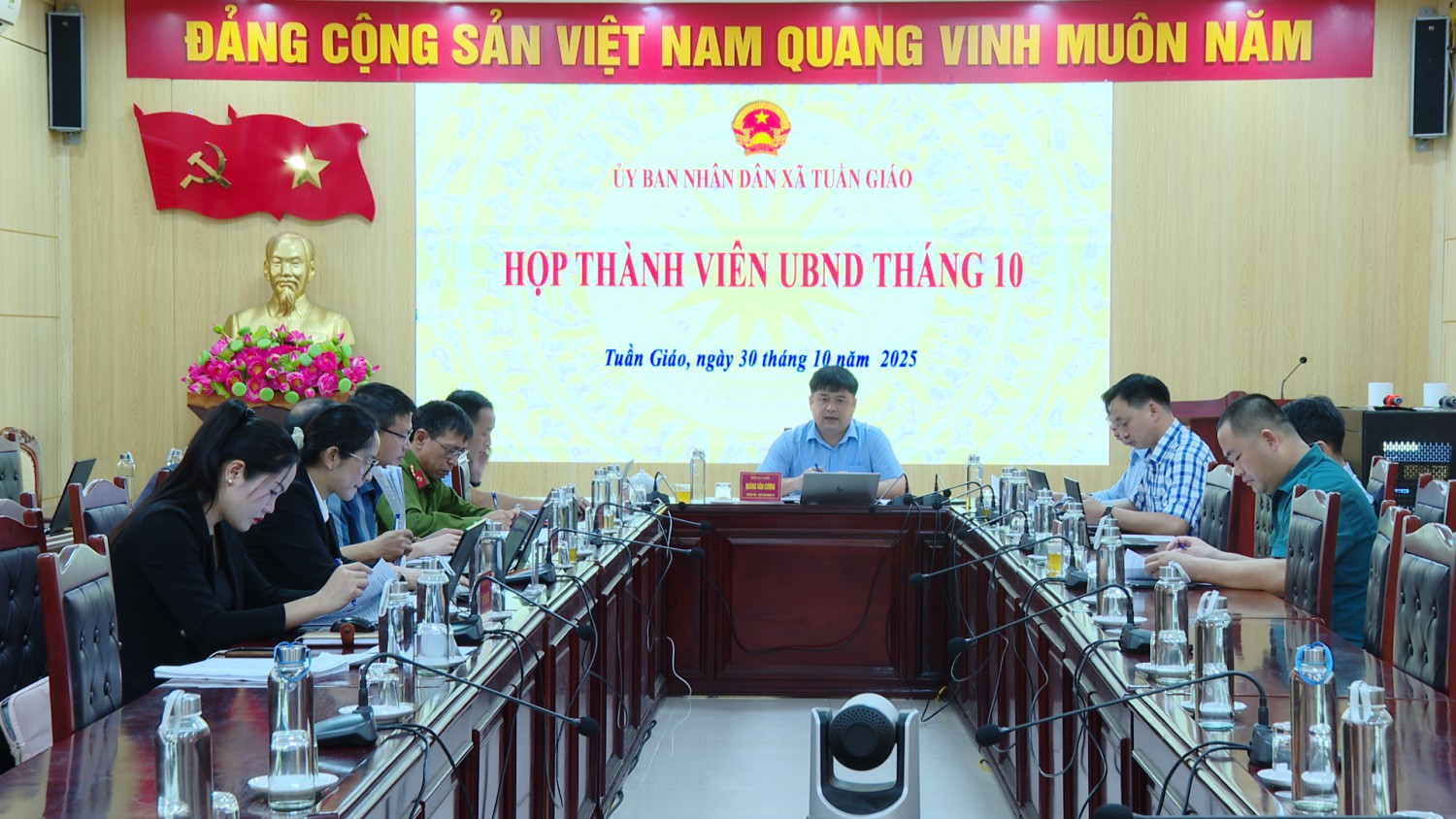 Họp thành viên UBND xã Tuần Giáo tháng 10 năm 2025