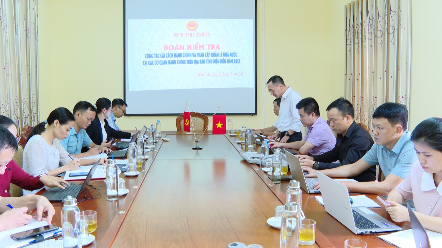 Đoàn Kiểm tra công tác Cải cách hành chính và Phân cấp quản lý Nhà nước năm 2025 tại các cơ quan hành chính trên địa bàn tỉnh Điện Biên kiểm tra tại  xã Tuần Giáo