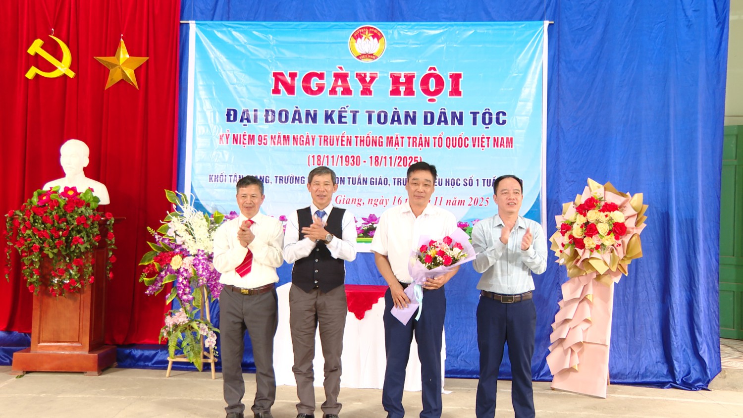 Đồng chí Nguyễn Duy Lâm-Phó Bí thư Thường trực Đảng uỷ xã dự Ngày hội  Đại đoàn kết dân tộc tại khối Tân Giang
