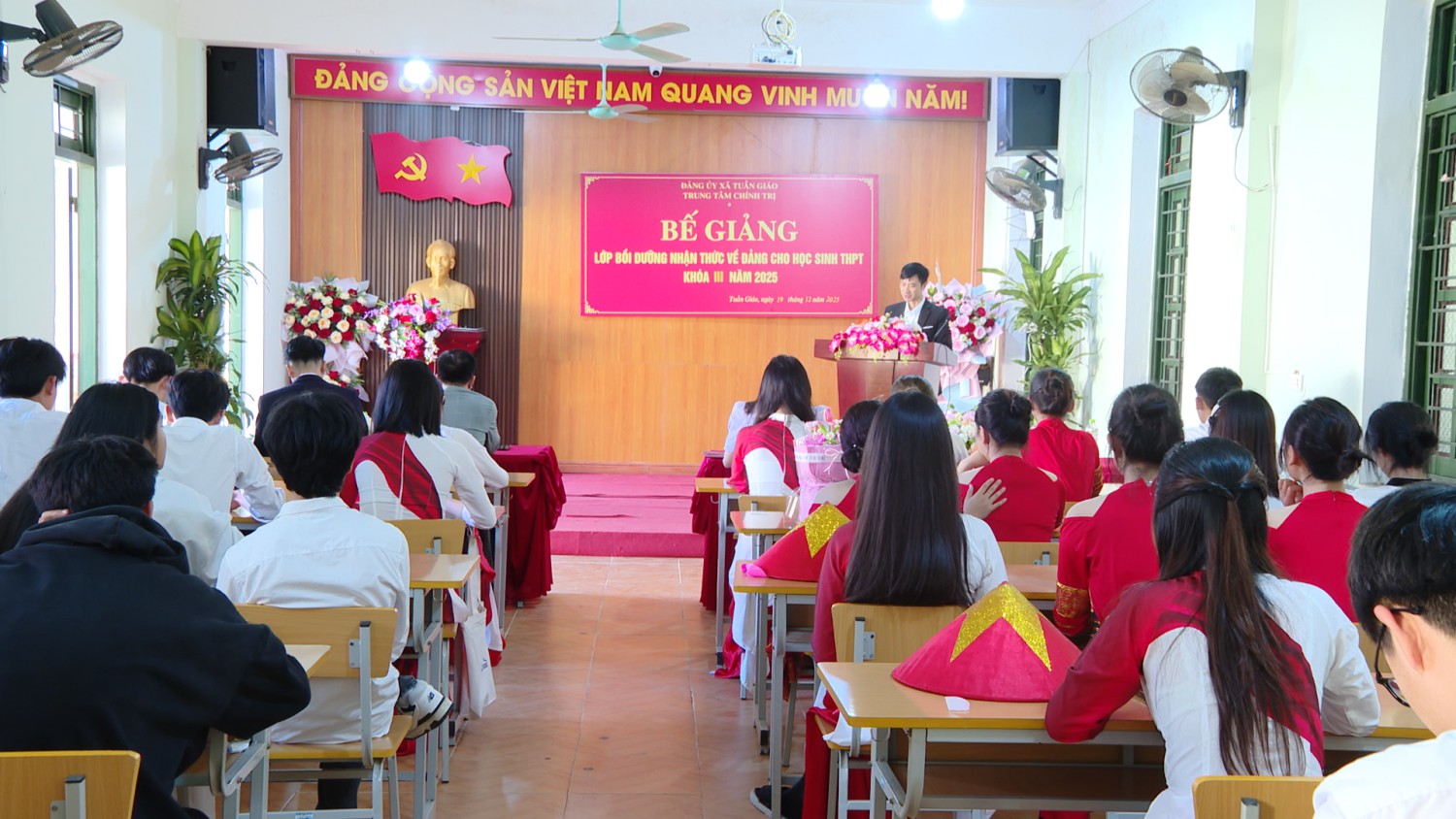 Bế giảng lớp Bồi dưỡng nhận thức về Đảng cho học...