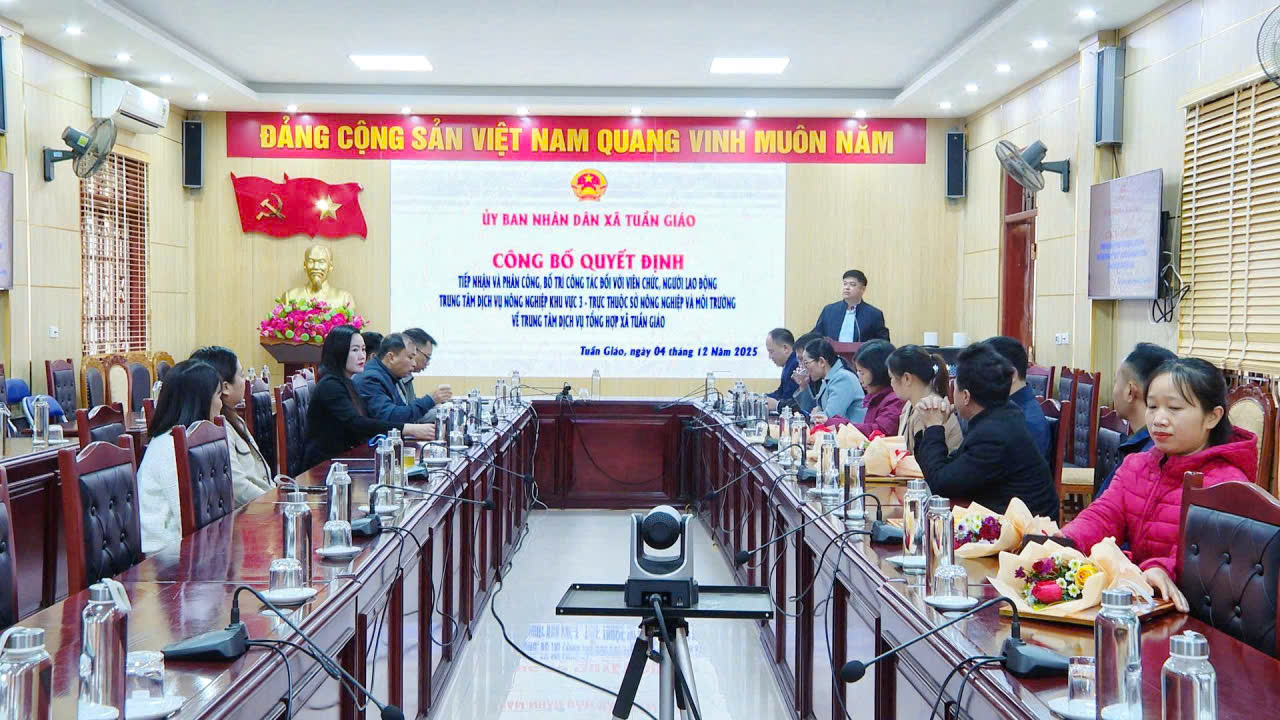 Công bố Quyết định tiếp nhận và phân công, bố trí...