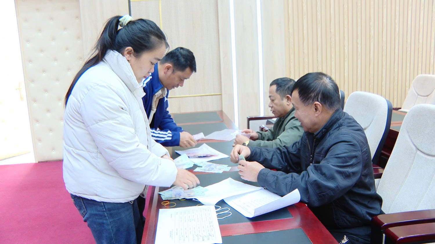 Xã Tuần Giáo thực hiện chi trả quà của Đảng, Nhà...