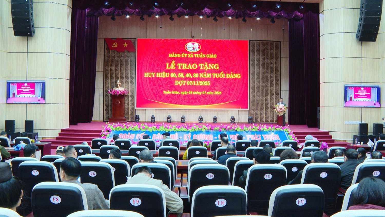 Đảng uỷ xã Tuần Giáo trao tặng Huy hiệu Đảng cho...