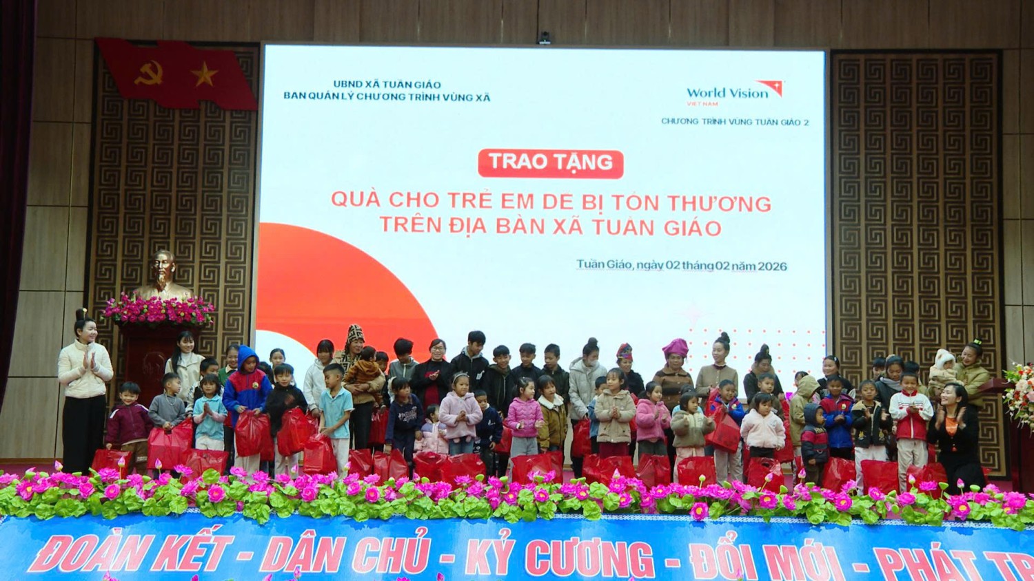 Chương trình vùng Tuần Giáo 2 trao 50 suất quà Tết...